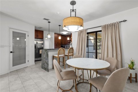 House in Coral Gables, Florida 3 bedrooms, 155.98 sq.m. № 2028730 - photo 8