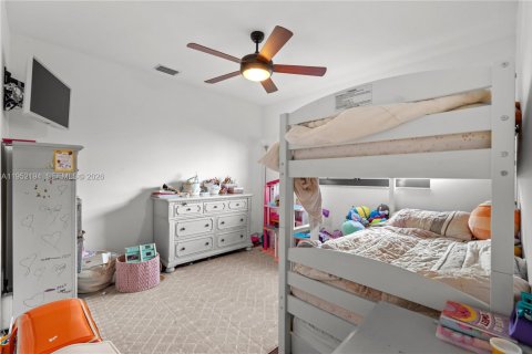 House in Coral Gables, Florida 3 bedrooms, 155.98 sq.m. № 2028730 - photo 13