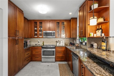 House in Coral Gables, Florida 3 bedrooms, 155.98 sq.m. № 2028730 - photo 9