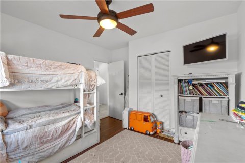 House in Coral Gables, Florida 3 bedrooms, 155.98 sq.m. № 2028730 - photo 14