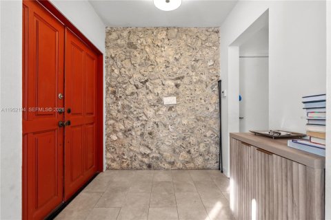 House in Coral Gables, Florida 3 bedrooms, 155.98 sq.m. № 2028730 - photo 2