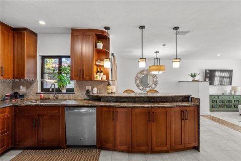 House in Coral Gables, Florida 3 bedrooms, 155.98 sq.m. № 2028730 - photo 10