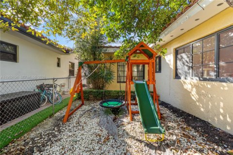 House in Coral Gables, Florida 3 bedrooms, 155.98 sq.m. № 2028730 - photo 21