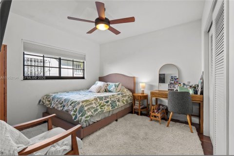 House in Coral Gables, Florida 3 bedrooms, 155.98 sq.m. № 2028730 - photo 11