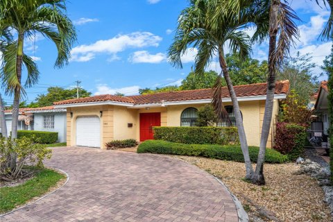 House in Coral Gables, Florida 3 bedrooms, 155.98 sq.m. № 2028730 - photo 23