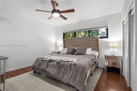 House in Coral Gables, Florida 3 bedrooms, 155.98 sq.m. № 2028730 - photo 15