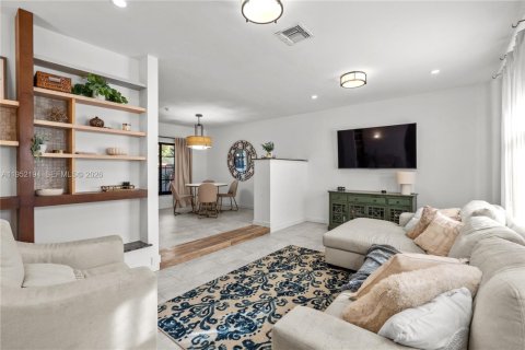 House in Coral Gables, Florida 3 bedrooms, 155.98 sq.m. № 2028730 - photo 4