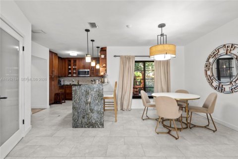 House in Coral Gables, Florida 3 bedrooms, 155.98 sq.m. № 2028730 - photo 7