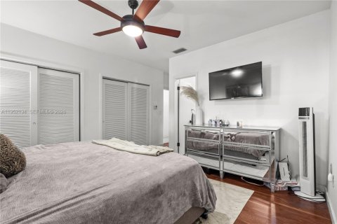 House in Coral Gables, Florida 3 bedrooms, 155.98 sq.m. № 2028730 - photo 16