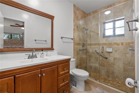 House in Coral Gables, Florida 3 bedrooms, 155.98 sq.m. № 2028730 - photo 17