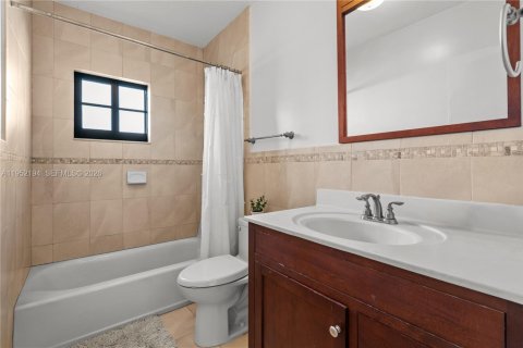 House in Coral Gables, Florida 3 bedrooms, 155.98 sq.m. № 2028730 - photo 12