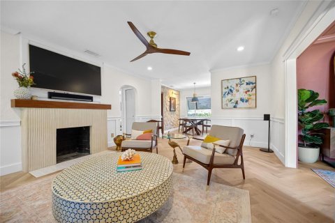 House in Saint Petersburg, Florida 2 bedrooms, 121.14 sq.m. № 1872880 - photo 10