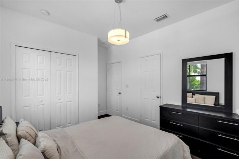 Casa en venta en Miami, Florida, 4 dormitorios, 222.13 m2 № 1897683 - foto 23