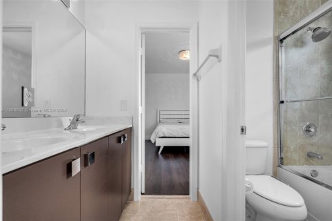 Casa en venta en Miami, Florida, 4 dormitorios, 222.13 m2 № 1897683 - foto 29