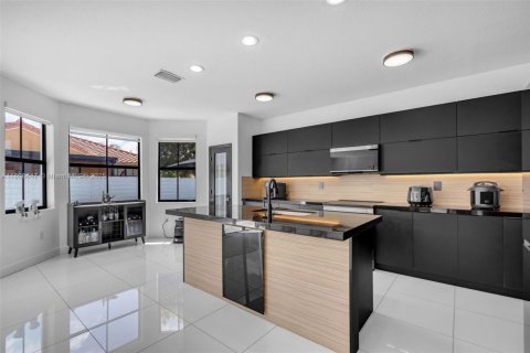 Casa en venta en Miami, Florida, 4 dormitorios, 222.13 m2 № 1897683 - foto 12