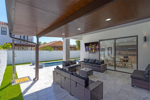 Casa en venta en Miami, Florida, 4 dormitorios, 222.13 m2 № 1897683 - foto 28