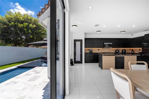 Casa en venta en Miami, Florida, 4 dormitorios, 222.13 m2 № 1897683 - foto 17
