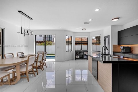 Casa en venta en Miami, Florida, 4 dormitorios, 222.13 m2 № 1897683 - foto 16