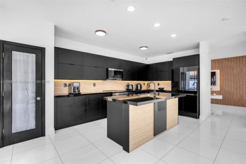 Casa en venta en Miami, Florida, 4 dormitorios, 222.13 m2 № 1897683 - foto 15