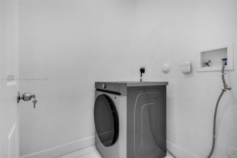 Casa en venta en Miami, Florida, 4 dormitorios, 222.13 m2 № 1897683 - foto 26