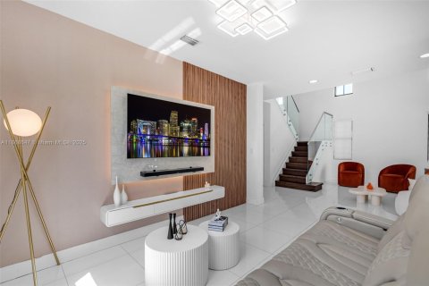 Casa en venta en Miami, Florida, 4 dormitorios, 222.13 m2 № 1897683 - foto 10