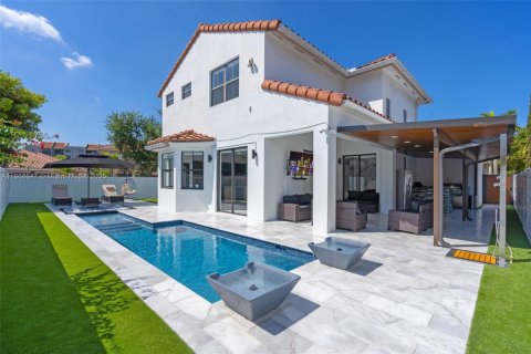 Casa en venta en Miami, Florida, 4 dormitorios, 222.13 m2 № 1897683 - foto 1