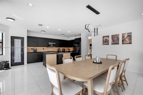 Casa en venta en Miami, Florida, 4 dormitorios, 222.13 m2 № 1897683 - foto 13