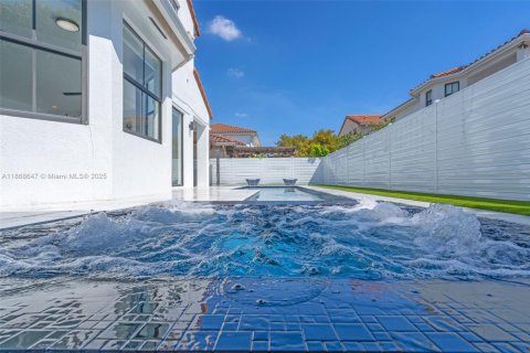 Casa en venta en Miami, Florida, 4 dormitorios, 222.13 m2 № 1897683 - foto 3
