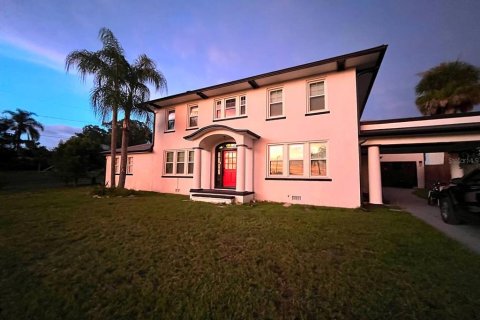 House in Haines City, Florida 5 bedrooms, 310.76 sq.m. № 2238404