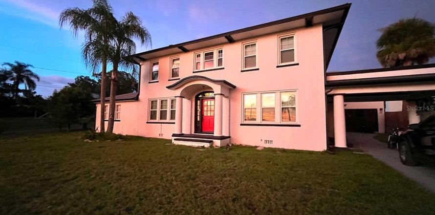 House in Haines City, Florida 5 bedrooms, 310.76 sq.m. № 2238404