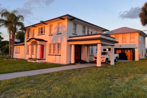 House in Haines City, Florida 5 bedrooms, 310.76 sq.m. № 2238404 - photo 2