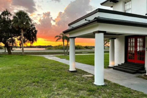 House in Haines City, Florida 5 bedrooms, 310.76 sq.m. № 2238404 - photo 4