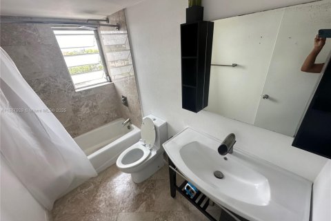 Apartamento en alquiler en Hallandale Beach, Florida, 2 dormitorios, 101.45 m2 № 1941806 - foto 11