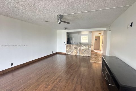 Apartamento en alquiler en Hallandale Beach, Florida, 2 dormitorios, 101.45 m2 № 1941806 - foto 1