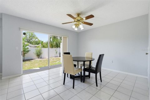 Townhouse in Pinellas Park, Florida 3 bedrooms, 138.42 sq.m. № 2130952 - photo 16