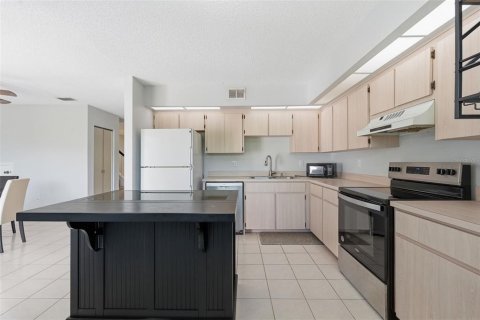Townhouse in Pinellas Park, Florida 3 bedrooms, 138.42 sq.m. № 2130952 - photo 14