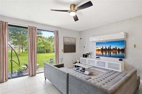 Touwnhouse à vendre à Miami, Floride: 3 chambres, 167.04 m2 № 2085674 - photo 14