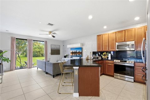 Touwnhouse à vendre à Miami, Floride: 3 chambres, 167.04 m2 № 2085674 - photo 8