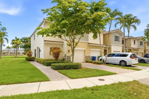 Touwnhouse à vendre à Miami, Floride: 3 chambres, 167.04 m2 № 2085674 - photo 2