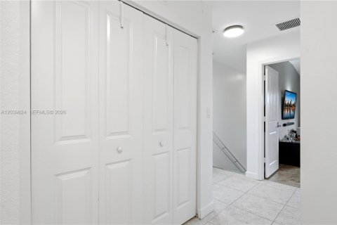 Touwnhouse à vendre à Miami, Floride: 3 chambres, 167.04 m2 № 2085674 - photo 18