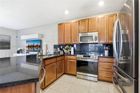 Touwnhouse à vendre à Miami, Floride: 3 chambres, 167.04 m2 № 2085674 - photo 9