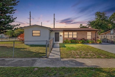 Casa en Miami, Florida 3 dormitorios, 140.56 m2 № 2028698