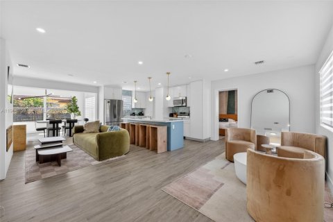 Casa en venta en Miami, Florida, 3 dormitorios, 140.56 m2 № 2028698 - foto 5