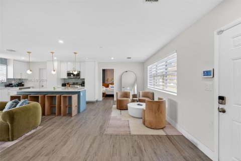 Casa en venta en Miami, Florida, 3 dormitorios, 140.56 m2 № 2028698 - foto 2