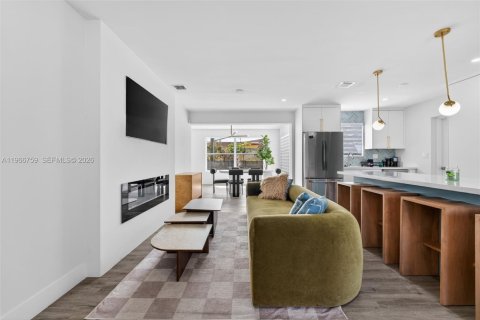 Casa en venta en Miami, Florida, 3 dormitorios, 140.56 m2 № 2028698 - foto 4