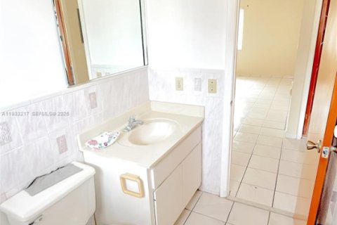 Condo in Hialeah, Florida, 2 bedrooms  № 2035063 - photo 20