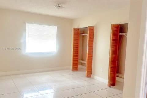 Condo in Hialeah, Florida, 2 bedrooms  № 2035063 - photo 18