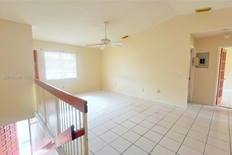 Condo in Hialeah, Florida, 2 bedrooms  № 2035063 - photo 9