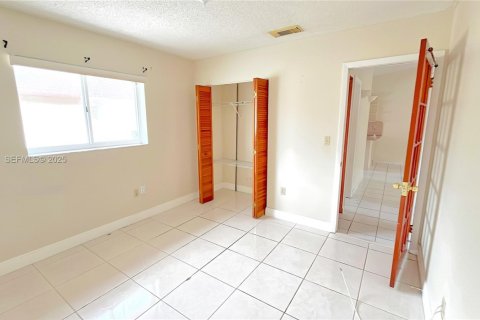 Condo in Hialeah, Florida, 2 bedrooms  № 2035063 - photo 11