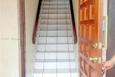 Condo in Hialeah, Florida, 2 bedrooms  № 2035063 - photo 14